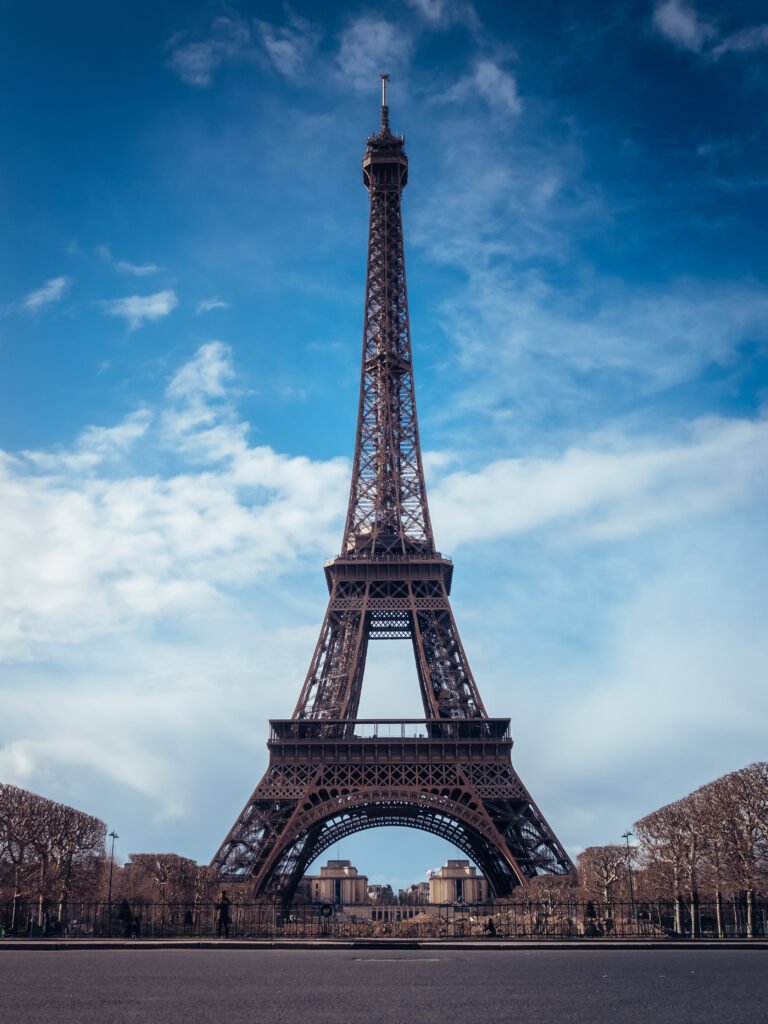 torre eiffel con cielo azul - flynferry.es